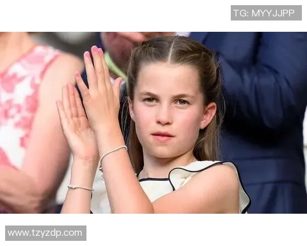 当足球明星遇上小公主：宠爱与成长的温馨故事